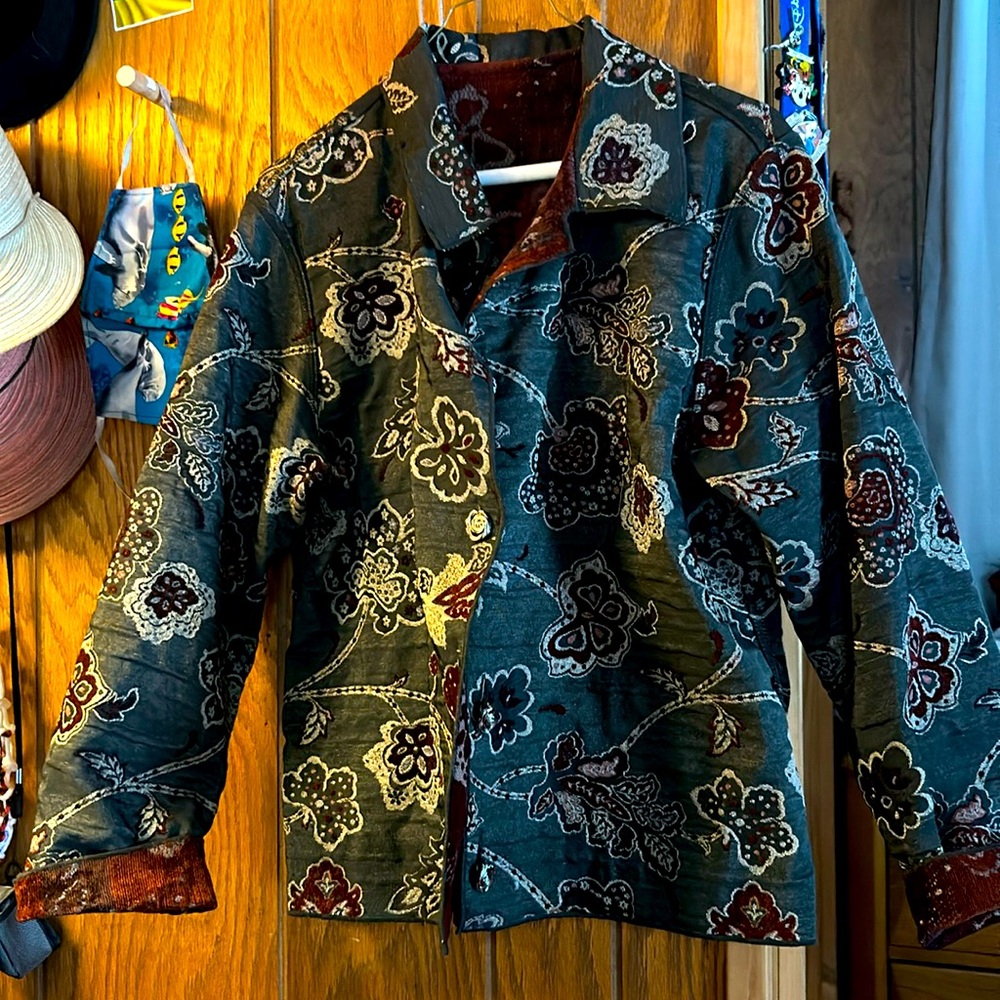 Beautiful reversible jacket. Olive one side burgundy the other.